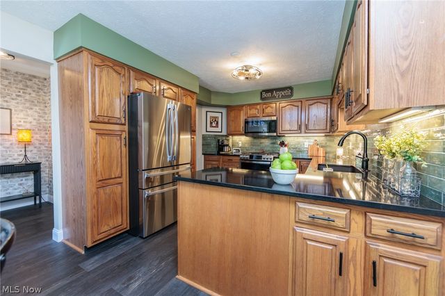 19687 Cross Creek Oval, Strongsville, OH 44136