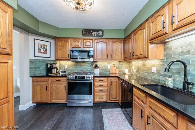 19687 Cross Creek Oval, Strongsville, OH 44136