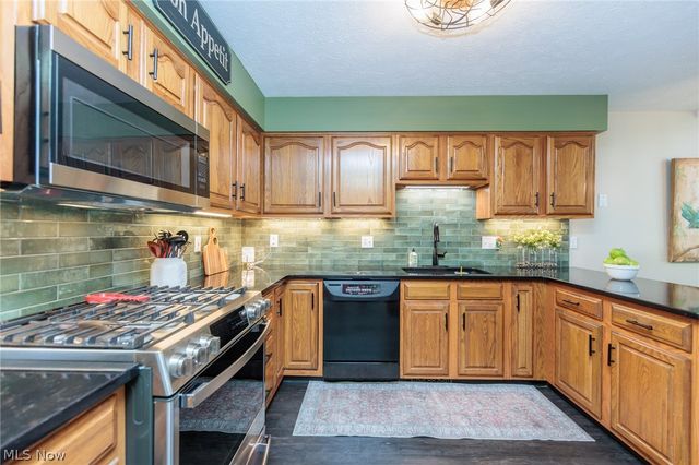 19687 Cross Creek Oval, Strongsville, OH 44136