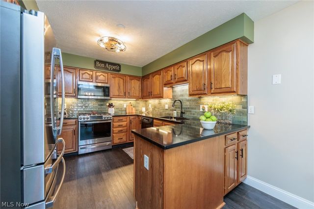 19687 Cross Creek Oval, Strongsville, OH 44136