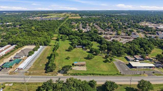 2011 W Houston Street, Sherman, TX 75092