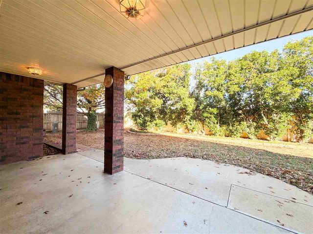 8009 NW Norwick Ave, Lawton, OK 73505