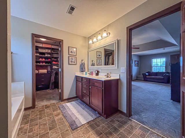 1631 Arthurs PASS, Oconomowoc, WI 53066