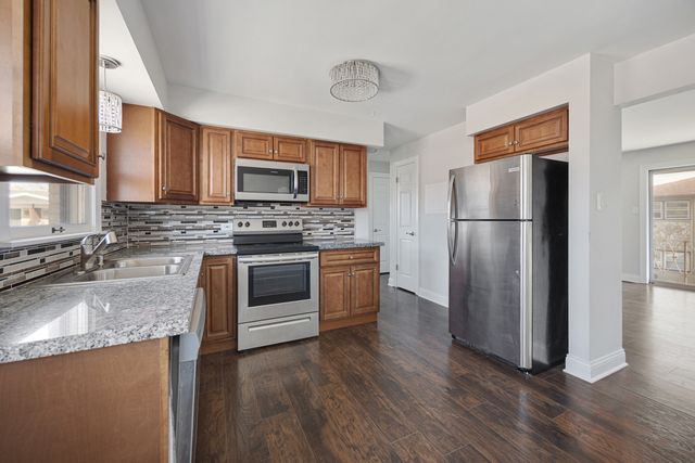 18318 Exchange Avenue 2F, Lansing, IL 60438