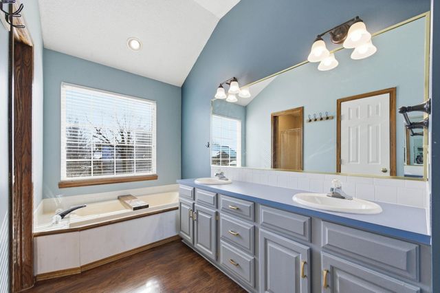 2629 N Beacon Hill Ct, Wichita, KS 67220