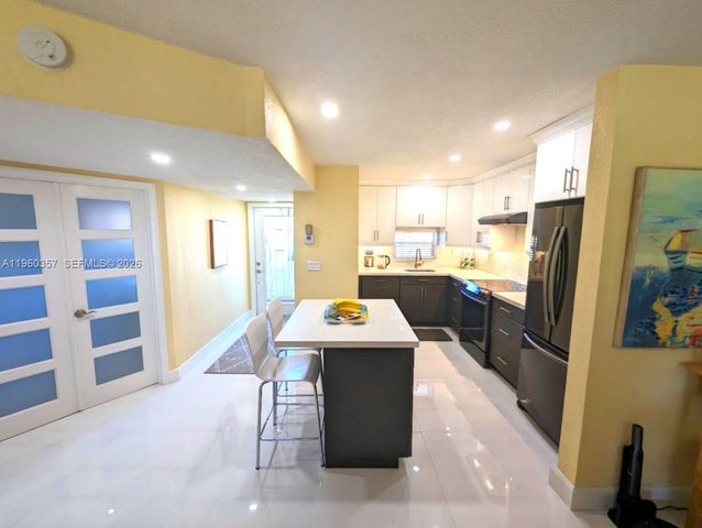 9300 N Hollybrook Lake Dr 303, Pembroke Pines, FL 33025