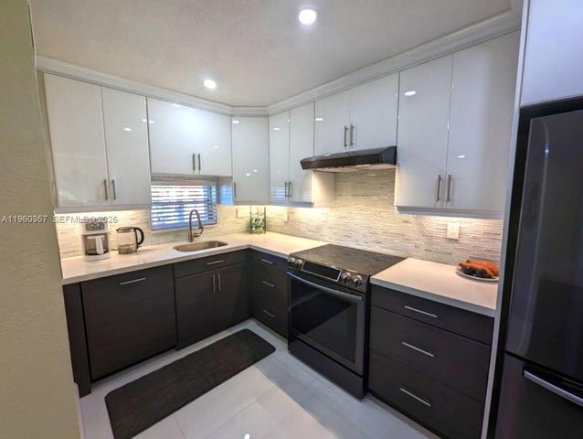 9300 N Hollybrook Lake Dr 303, Pembroke Pines, FL 33025