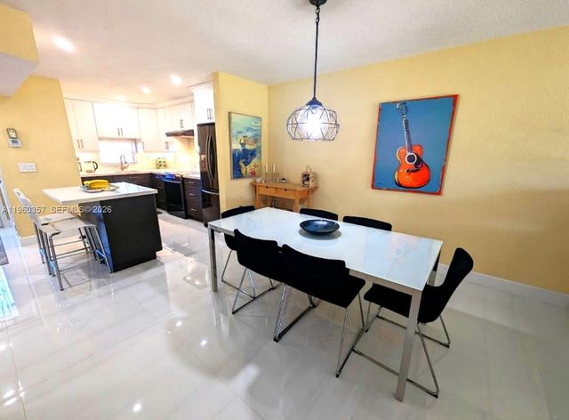 9300 N Hollybrook Lake Dr 303, Pembroke Pines, FL 33025