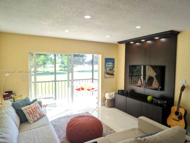 9300 N Hollybrook Lake Dr 303, Pembroke Pines, FL 33025