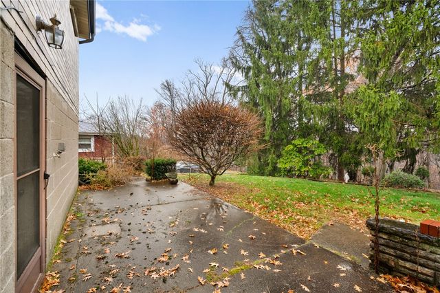 34 Sterling Dr, Robinson Twp, PA 15108