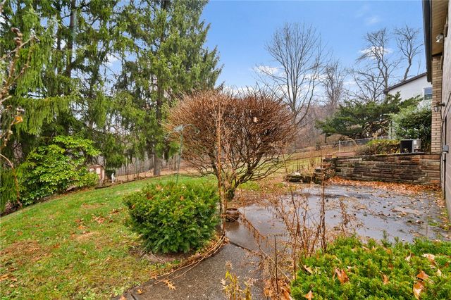 34 Sterling Dr, Robinson Twp, PA 15108