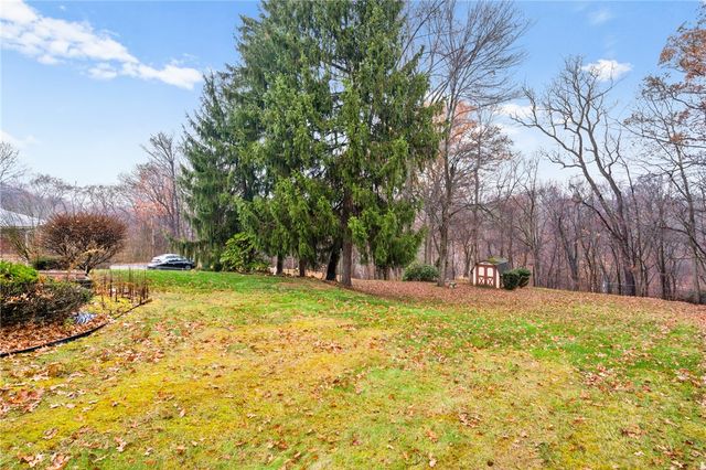 34 Sterling Dr, Robinson Twp, PA 15108