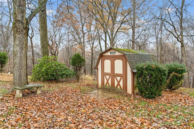 34 Sterling Dr, Robinson Twp, PA 15108