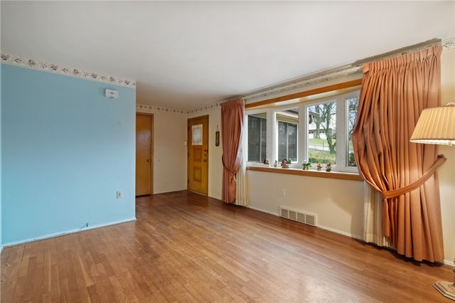 34 Sterling Dr, Robinson Twp, PA 15108