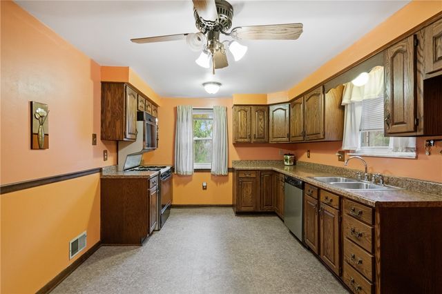 34 Sterling Dr, Robinson Twp, PA 15108