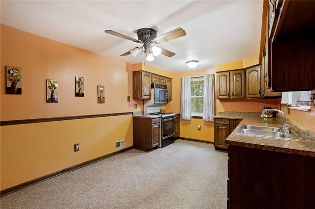 34 Sterling Dr, Robinson Twp, PA 15108