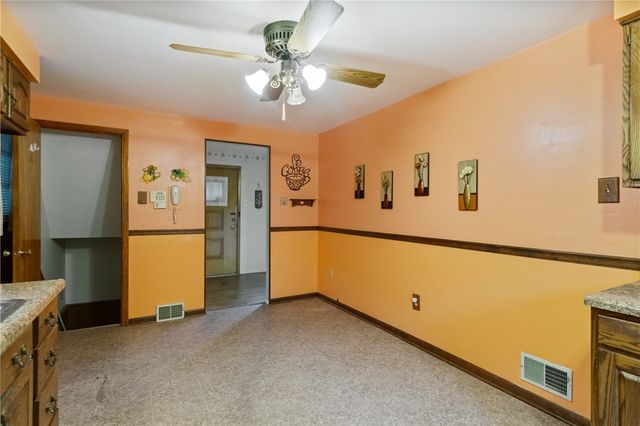 34 Sterling Dr, Robinson Twp, PA 15108