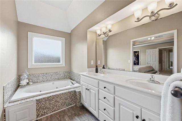 6190 N Nevada Avenue, Parkville, MO 64152