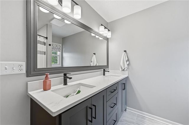 6190 N Nevada Avenue, Parkville, MO 64152