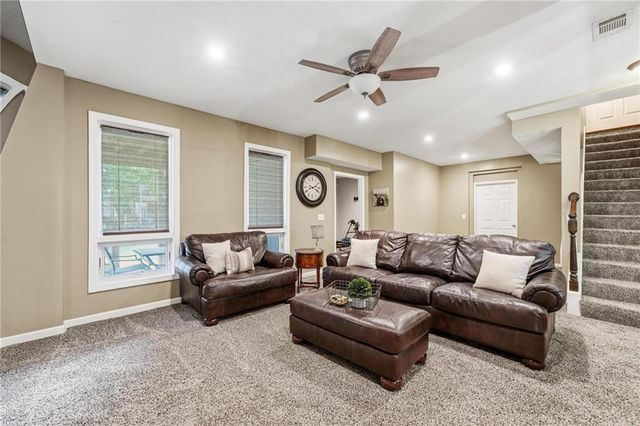 6190 N Nevada Avenue, Parkville, MO 64152