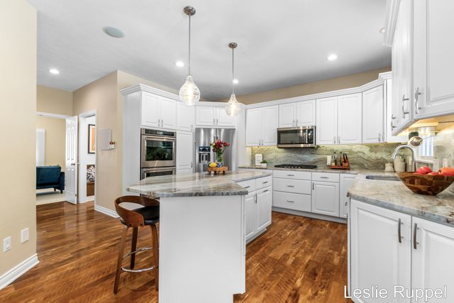 7913 Jonathan Woods Drive SE, Ada, MI 49301