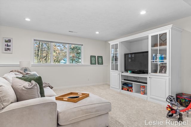 7913 Jonathan Woods Drive SE, Ada, MI 49301