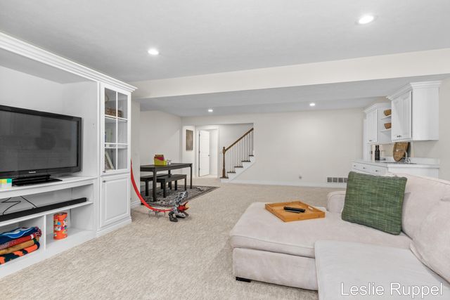 7913 Jonathan Woods Drive SE, Ada, MI 49301