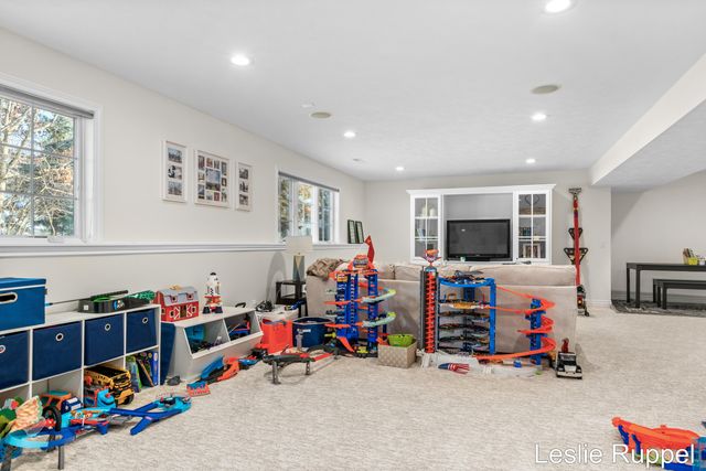 7913 Jonathan Woods Drive SE, Ada, MI 49301