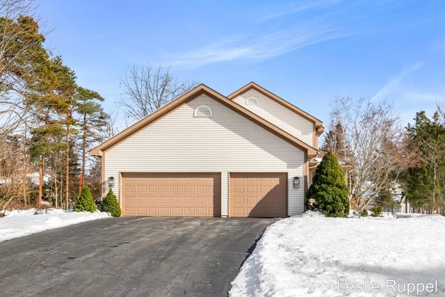 7913 Jonathan Woods Drive SE, Ada, MI 49301