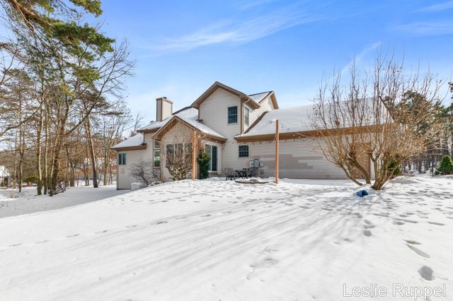 7913 Jonathan Woods Drive SE, Ada, MI 49301