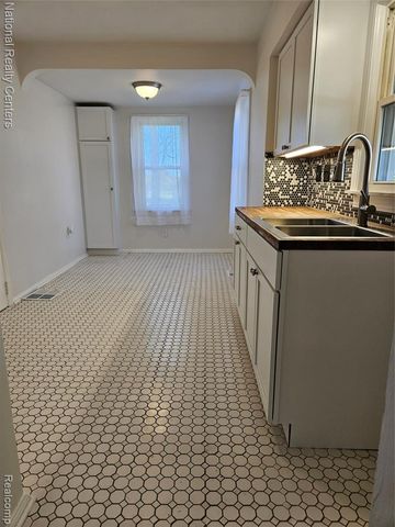317 Michigan Avenue, Pontiac, MI 48342