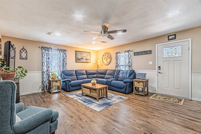 603 Roaring Creek Circle, Oak Leaf, TX 75154