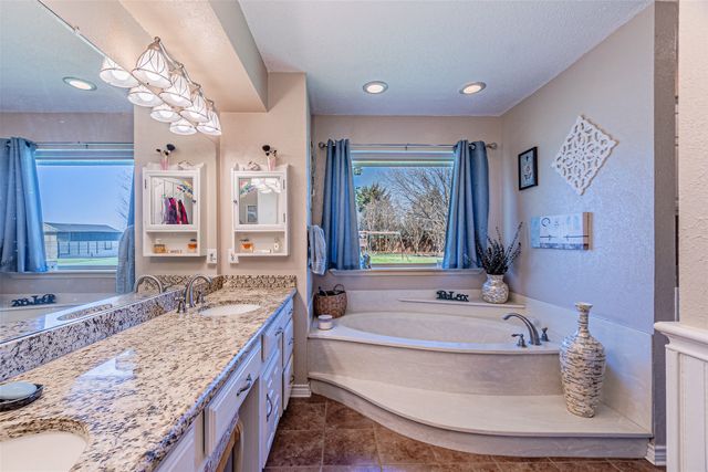 603 Roaring Creek Circle, Oak Leaf, TX 75154