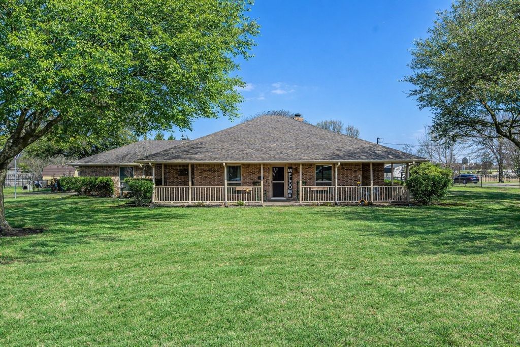603 Roaring Creek Circle, Oak Leaf, TX 75154