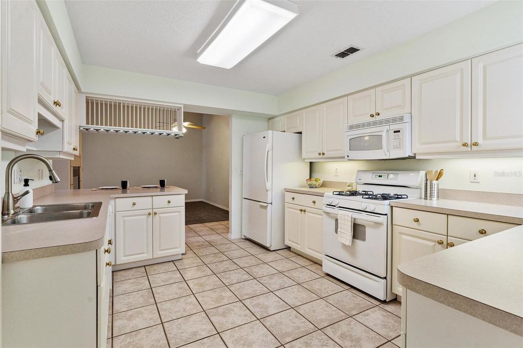 Image 18 of property listing at 911 BEVERLY HARBORS DRIVE 16, Leesburg, FL 34748
