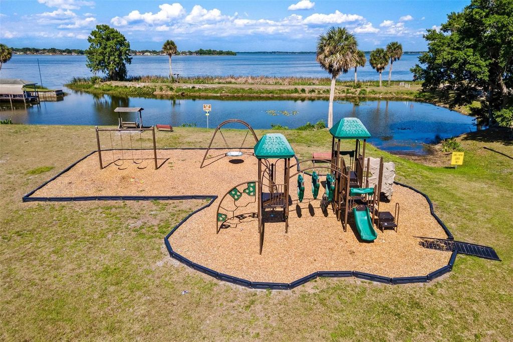 Image 3 of property listing at 911 BEVERLY HARBORS DRIVE 16, Leesburg, FL 34748