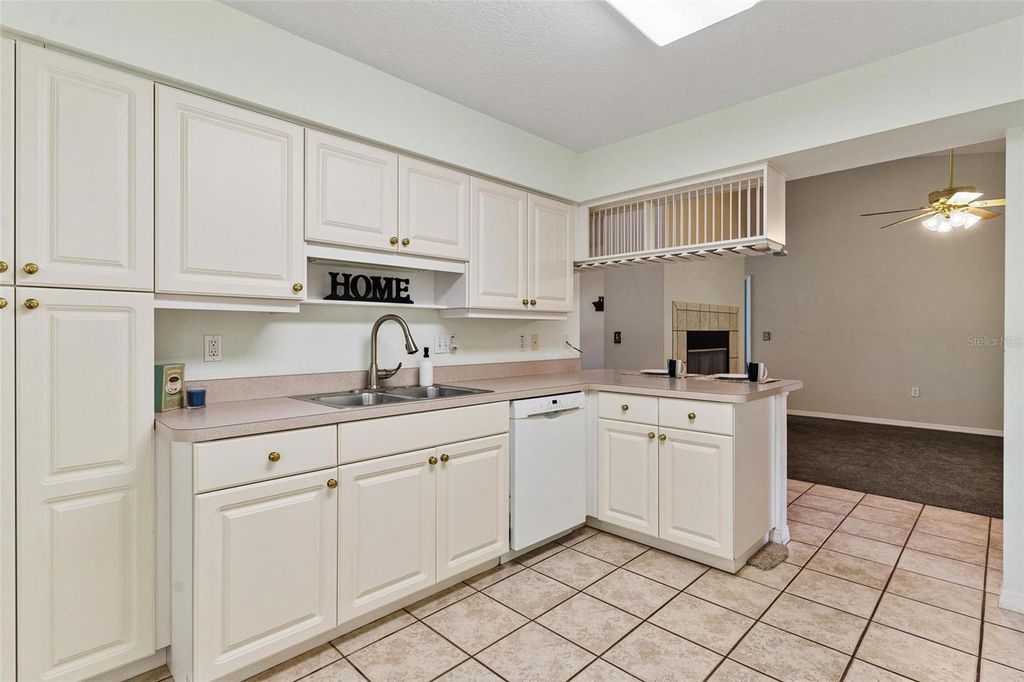 Image 21 of property listing at 911 BEVERLY HARBORS DRIVE 16, Leesburg, FL 34748