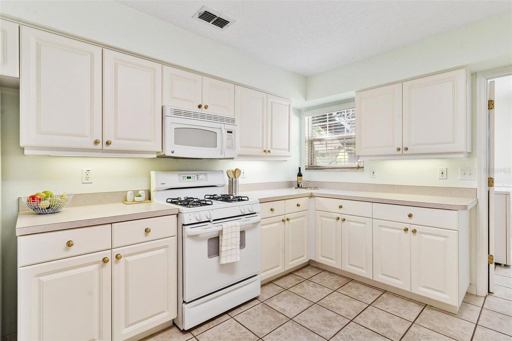 Image 22 of property listing at 911 BEVERLY HARBORS DRIVE 16, Leesburg, FL 34748