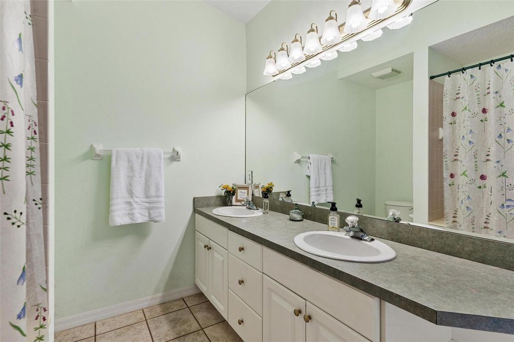 Image 33 of property listing at 911 BEVERLY HARBORS DRIVE 16, Leesburg, FL 34748
