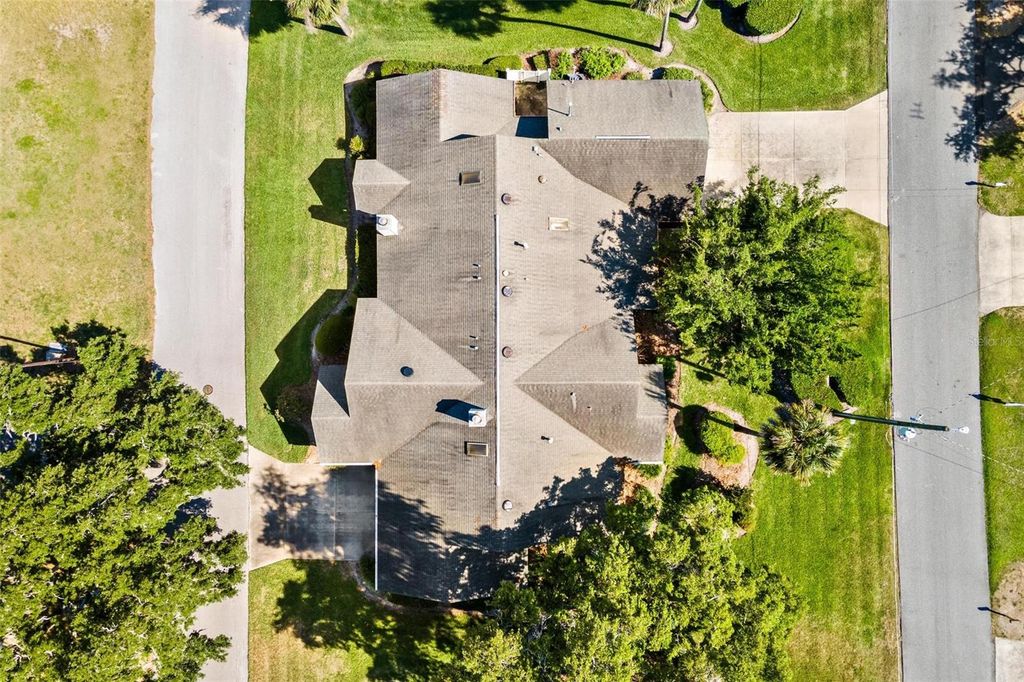 Image 45 of property listing at 911 BEVERLY HARBORS DRIVE 16, Leesburg, FL 34748