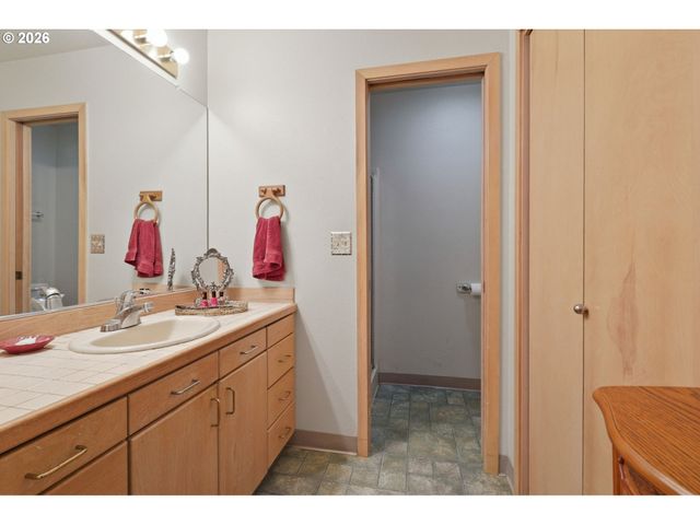 1202 Nw 136TH St, Vancouver, WA 98685