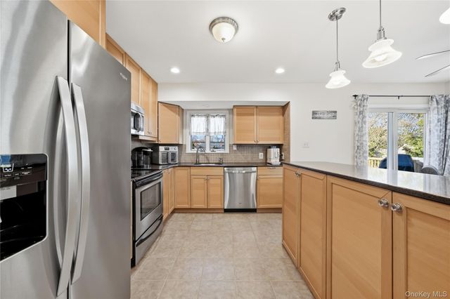 189 Marilynn Street, East Islip, NY 11730