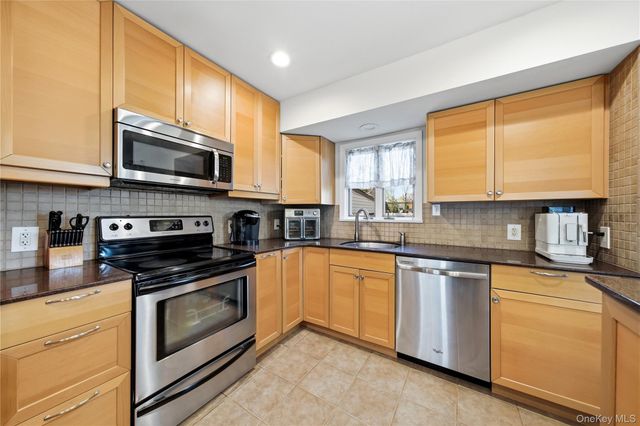 189 Marilynn Street, East Islip, NY 11730