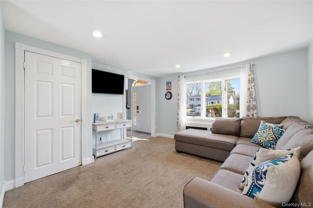189 Marilynn Street, East Islip, NY 11730