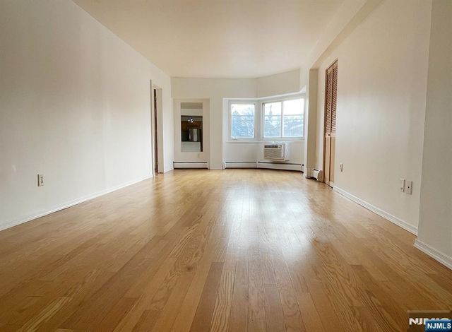 333 Grand Avenue 4B, Palisades Park, NJ 07650