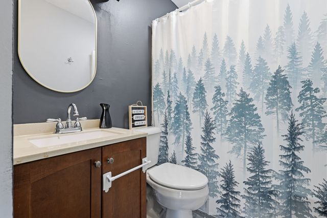 2404 E 37th Court, Des Moines, IA 50317