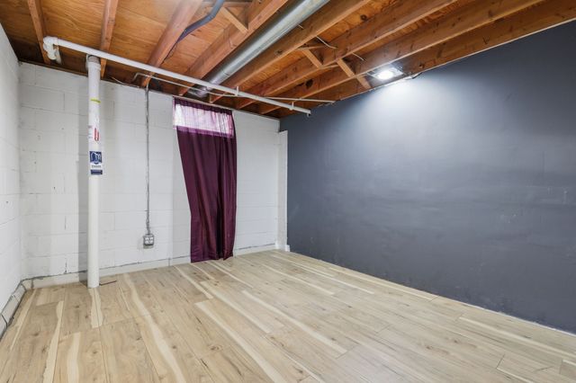 2404 E 37th Court, Des Moines, IA 50317