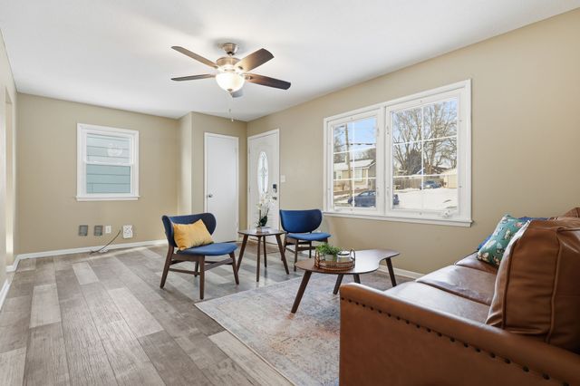 2404 E 37th Court, Des Moines, IA 50317