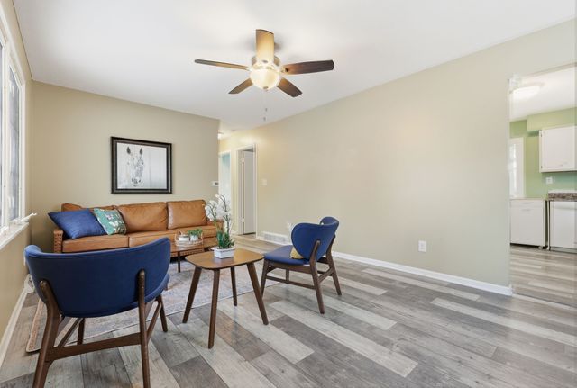 2404 E 37th Court, Des Moines, IA 50317