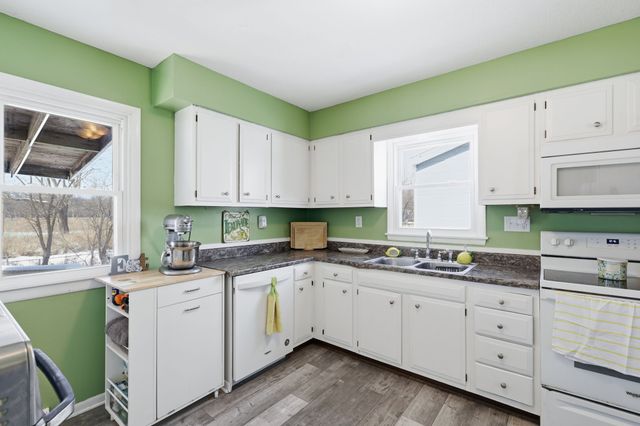 2404 E 37th Court, Des Moines, IA 50317